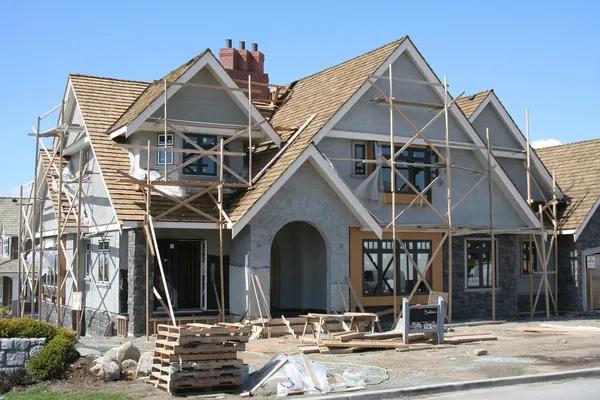 Why Hiring a Local Roofing Contractor Syracuse Makes a Difference
